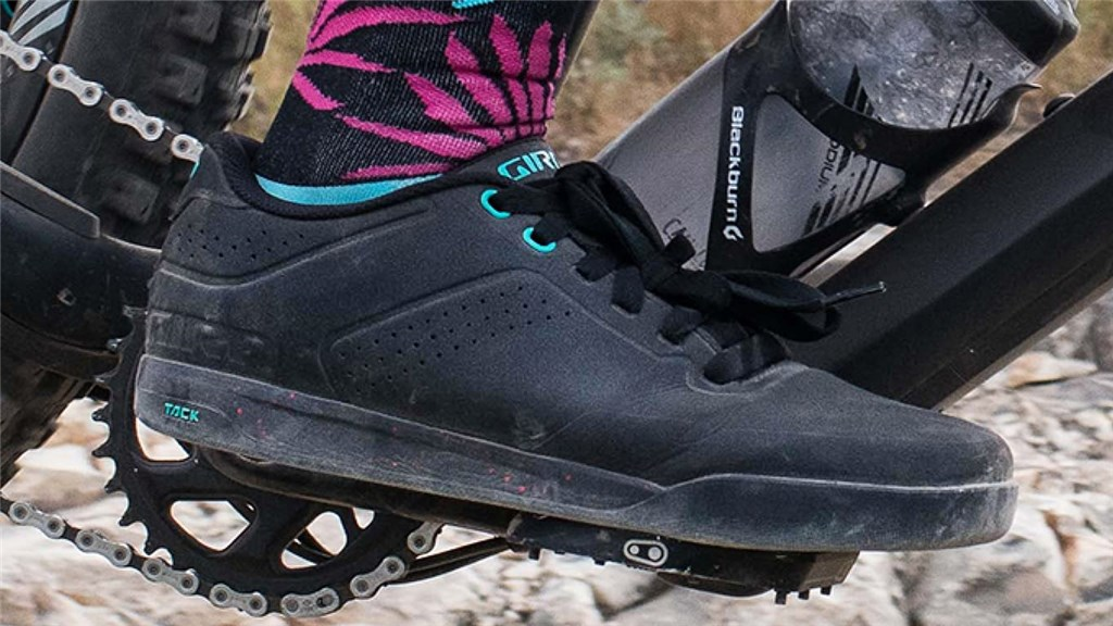 Giro Latch W Flatpedal Schuhe in GRAU