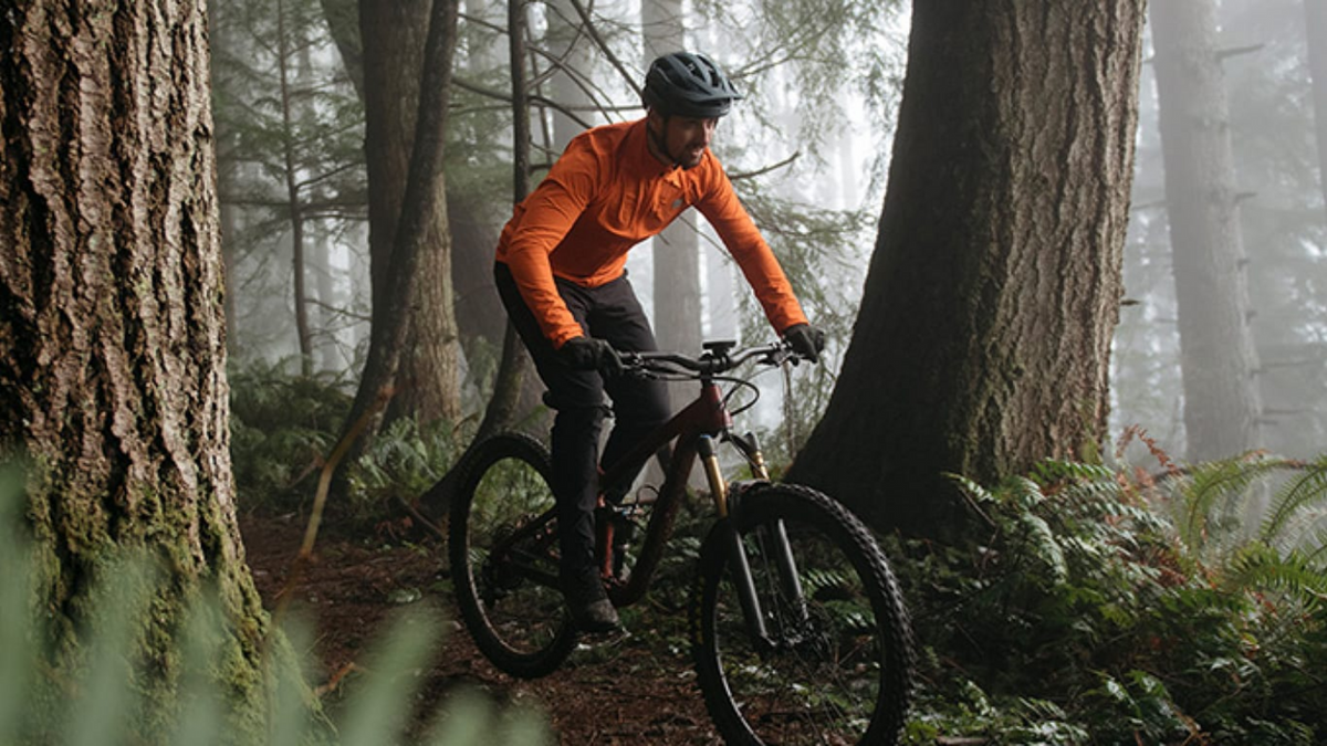 Giro M Cascade Stow Jacket in ORANGE